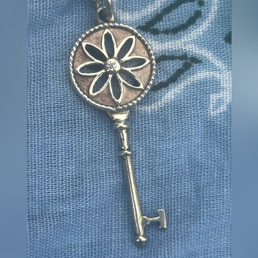 Tiffany & Co. Key necklace daisy